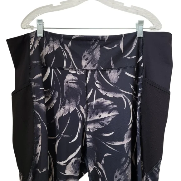 Tek Gear Size 3X High-Waisted Capri Leggings in Black Tropical, Like New Cond. - Picture 3 of 15